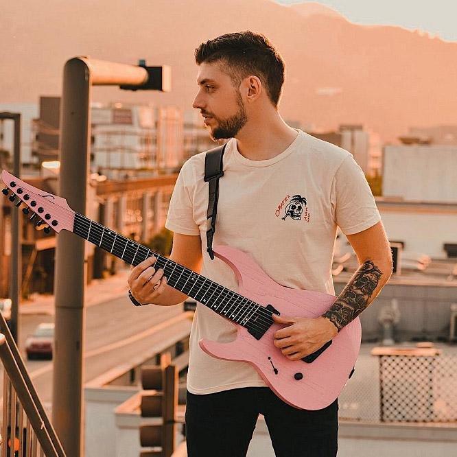 Can&ccedil;&atilde;o do m&uacute;sico ga&uacute;cho foi produzida em seu est&uacute;dio, em Los Angeles