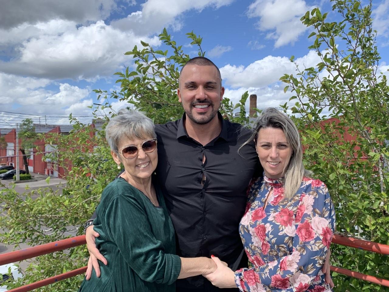 Yury Lugo com a m&atilde;e Angela Lugo e com a irm&atilde; Shana Lugo