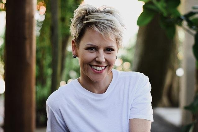 Michelle Manfroi possui 25 anos de experi&ecirc;ncia na face humana e um extenso curr&iacute;culo que unifica sa&uacute;de e moda