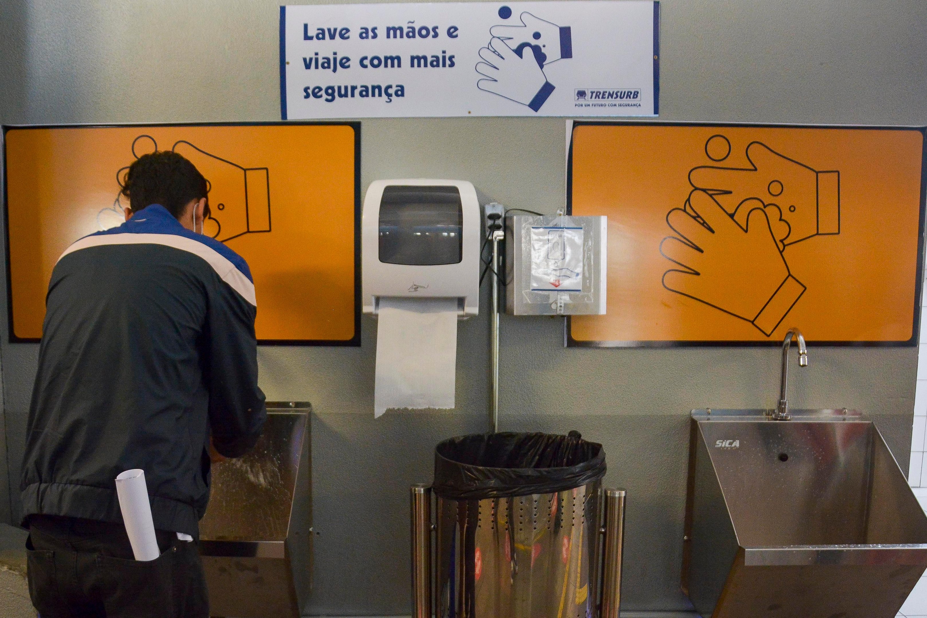 Tanto as torneiras como as saboneteiras instaladas funcionam por sensor de presen&ccedil;a