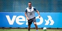 Diego Churin e os demais jogadores reservas do Grêmio fizeram um trabalho de troca de passes em campo reduzido