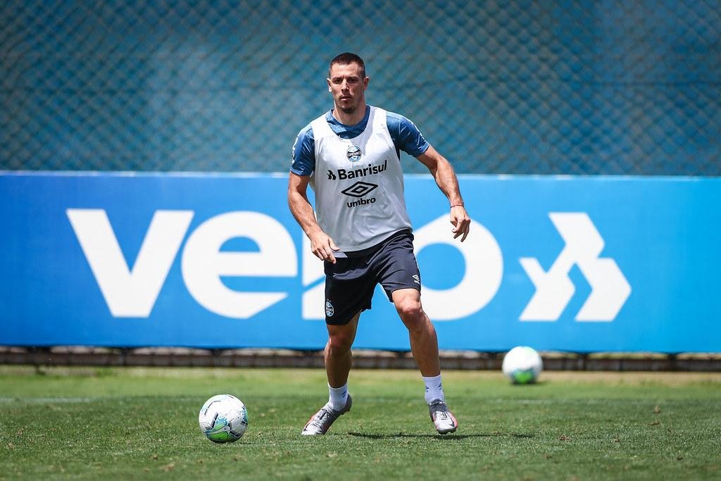 Diego Churin e os demais jogadores reservas do Gr&ecirc;mio fizeram um trabalho de troca de passes em campo reduzido