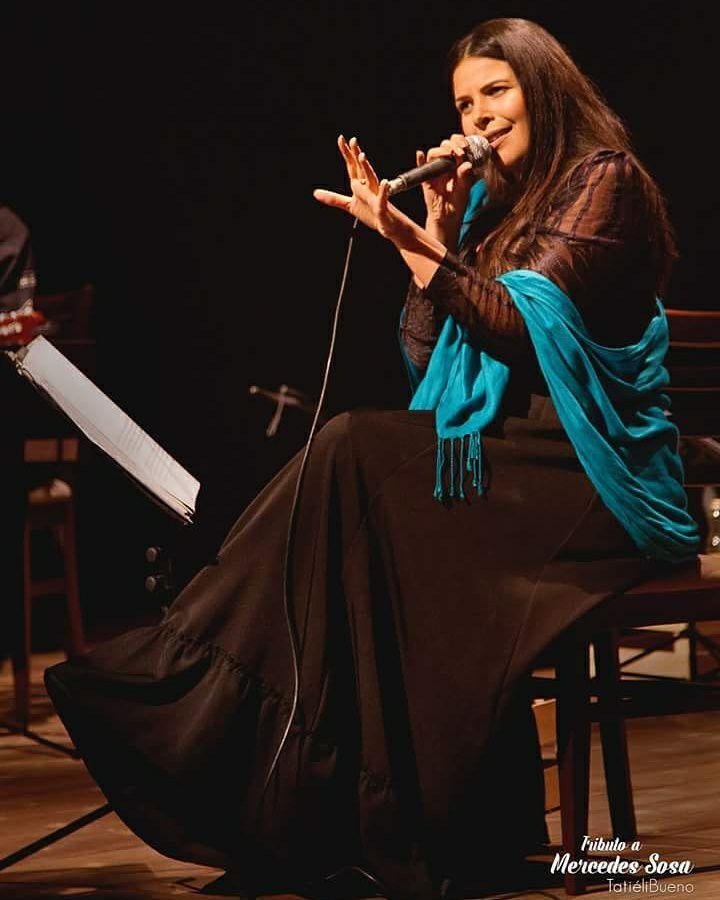 Cantora Tati&eacute;li Bueno