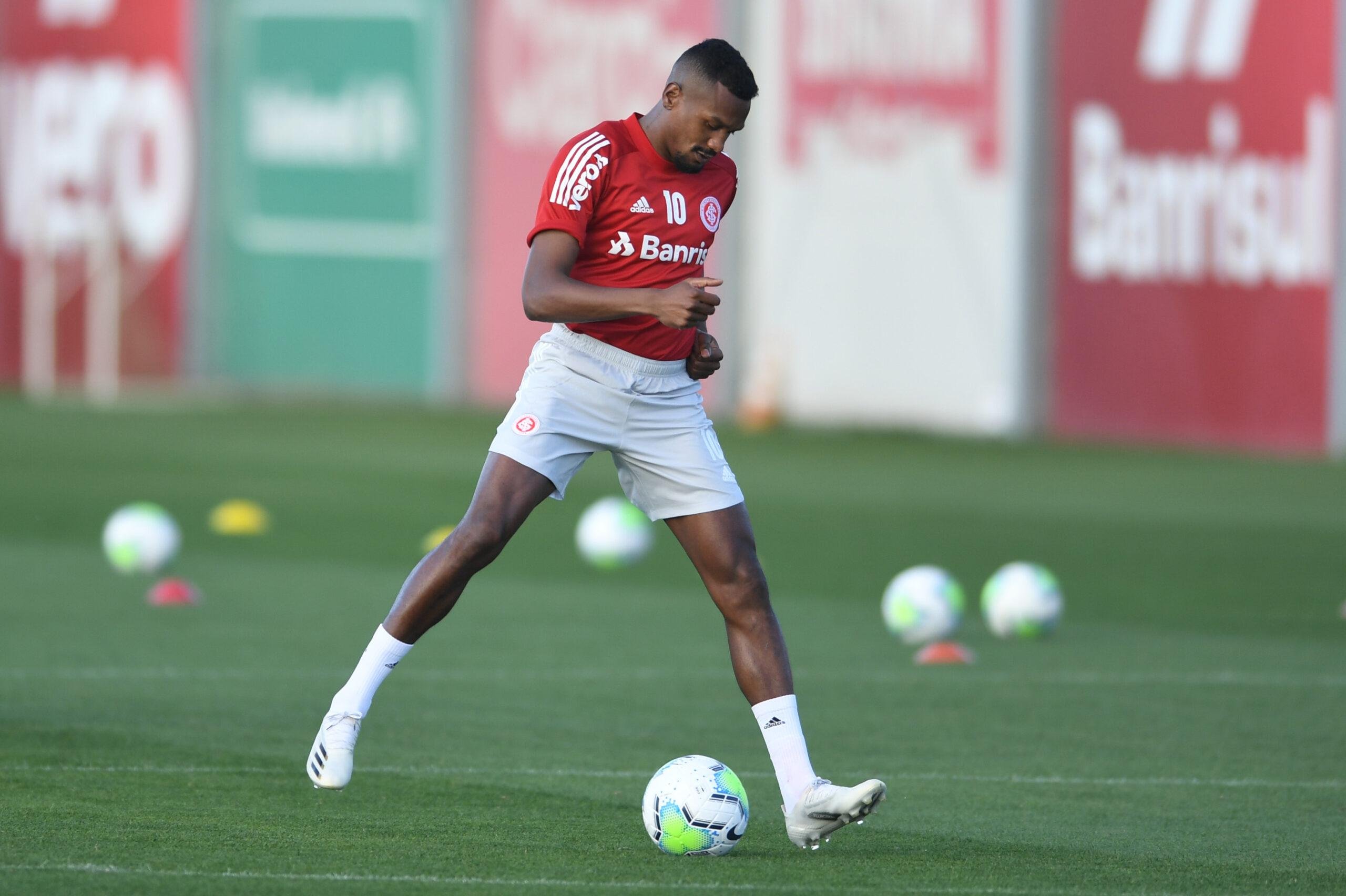 Edenilson ficar&aacute; at&eacute; 2023 no Colorado