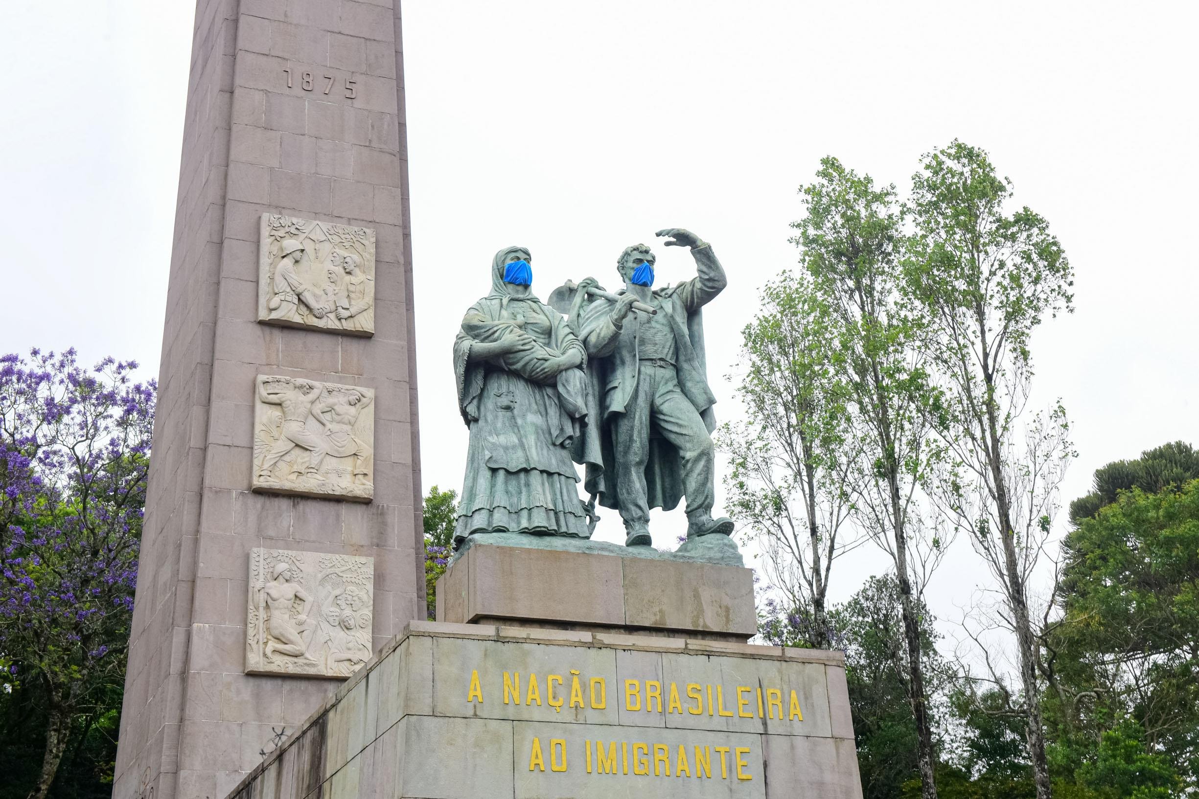 M&aacute;scaras alusivas &agrave; campanha foram colocadas no Monumento ao Imigrante