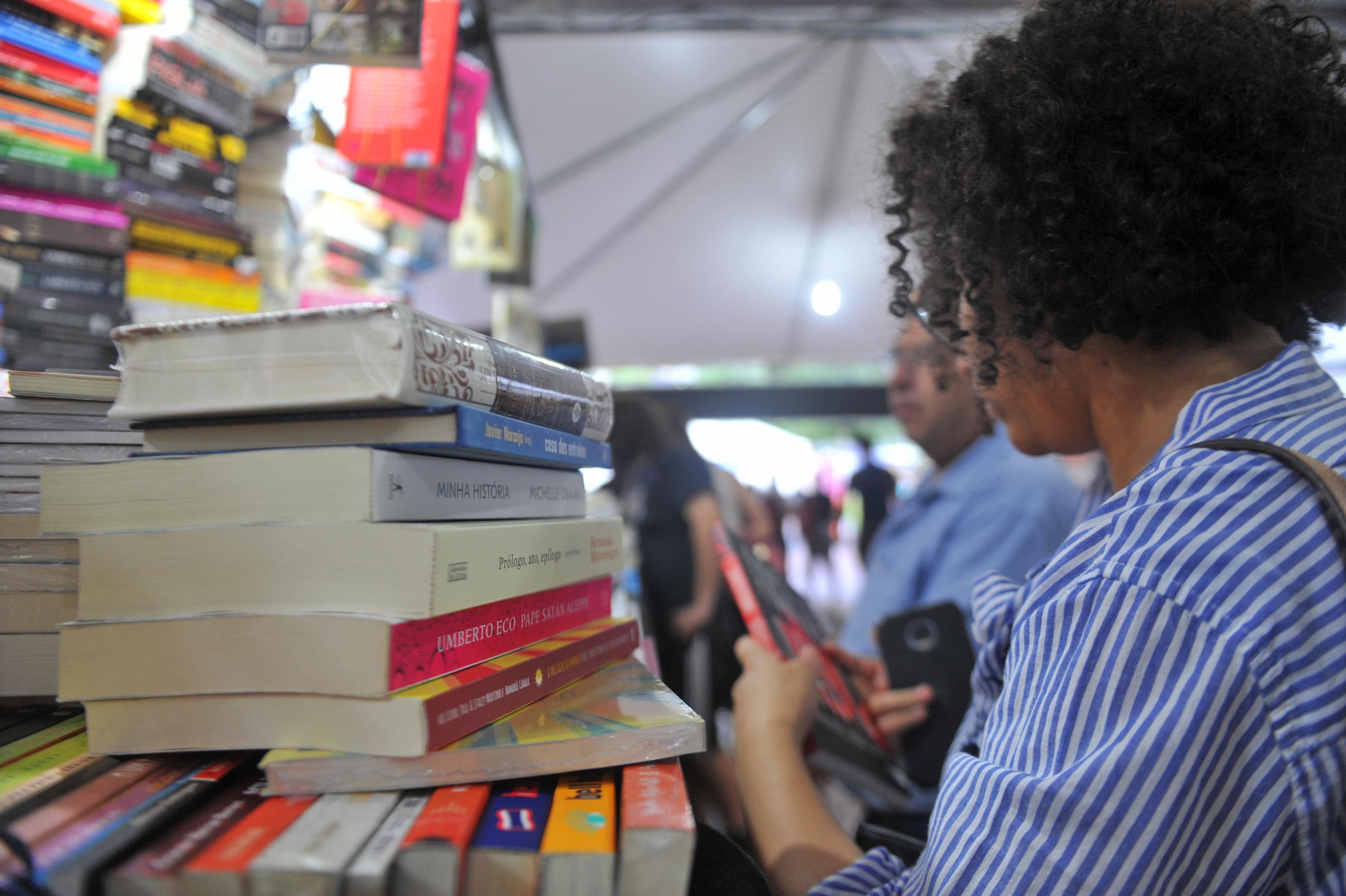 Passeio pelas bancas na Pra&ccedil;a em edi&ccedil;&atilde;o anterior da Feira do Livro. Neste ano, atividades s&atilde;o via Internet