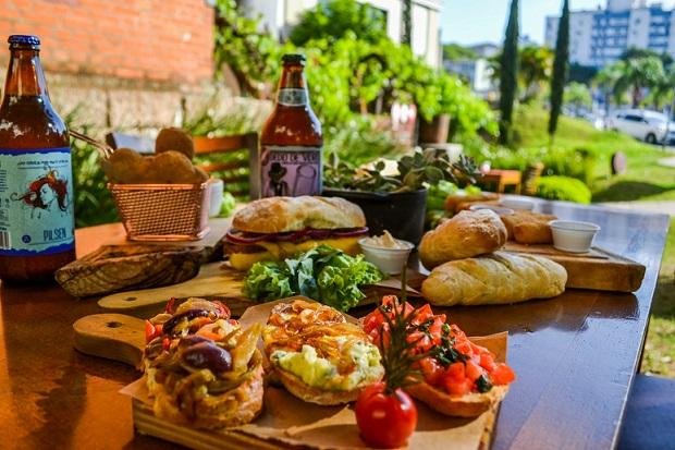 No local, o visitante encontra pratos e entradas convidativos. O r&iacute;gido controle de qualidade e proced&ecirc;ncia na sele&ccedil;&atilde;o da mat&eacute;ria prima garante a excel&ecirc;ncia da gastronomia, al&eacute;m do atendimento