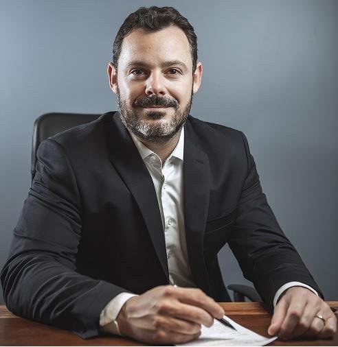 Thiago Cabral &eacute; especialista e mestre em implantes dent&aacute;rios, com mais de sete mil procedimentos realizados