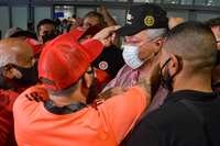 Abel Braga foi recepcionado por um grupo de torcedores assim que desembarcou no aeroporto Salgado Filho e ganhou um boné - Foto: Guilherme Almeida