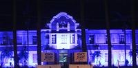 Fachada do prédio foi iluminada com as cores da campanha de conscientização ao Novembro Azul