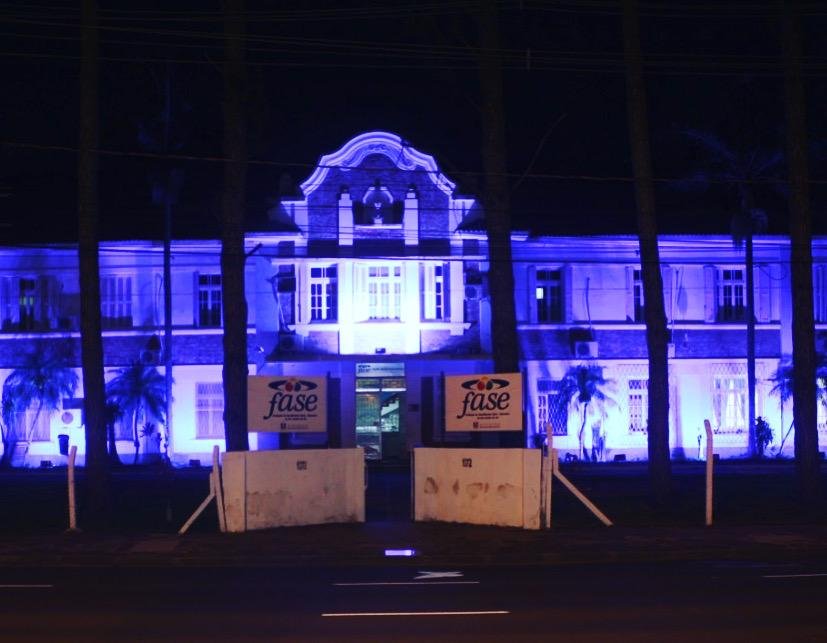 Fachada do pr&eacute;dio foi iluminada com as cores da campanha de conscientiza&ccedil;&atilde;o ao Novembro Azul