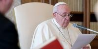 Papa Francisco em audiência transmitida por streaming na biblioteca do Palácio Apostólico