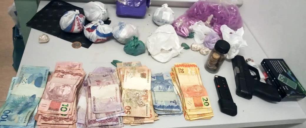 Houve a apreens&atilde;o de maconha, coca&iacute;na, crack, dinheiro e pistola, entre outros