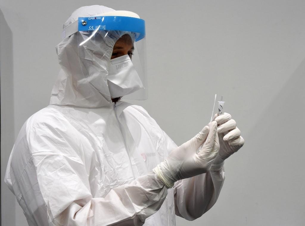 Mesmo com redu&ccedil;&atilde;o de casos, testes seguem sendo realizados sistematicamente no pa&iacute;s