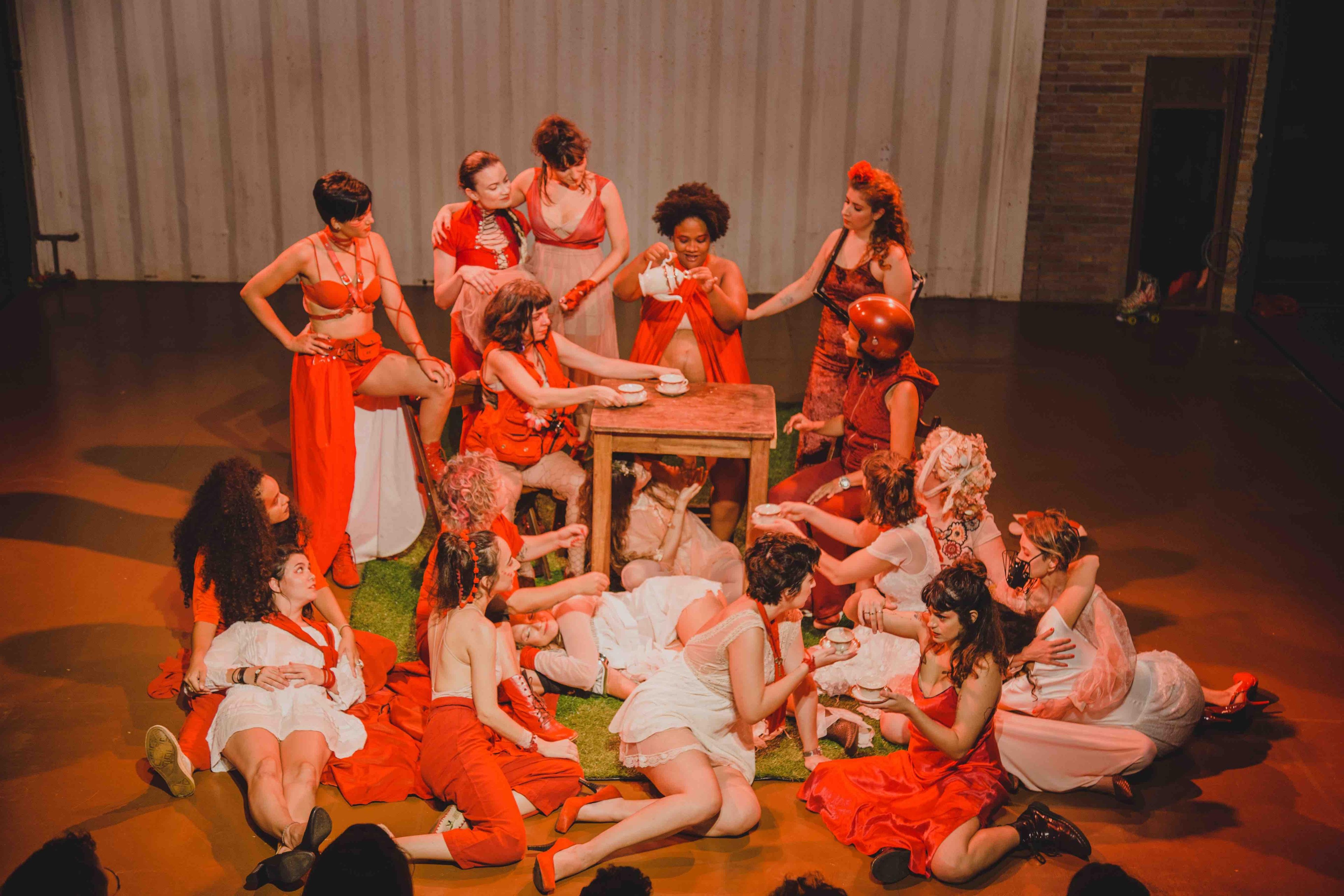 &ldquo;Acorda, Alice! Atrav&eacute;s da Tela!&rdquo; &eacute; a atra&ccedil;&atilde;o de abertura, hoje, &agrave;s 21h, com apresenta&ccedil;&atilde;o tamb&eacute;m neste s&aacute;bado, 19h
