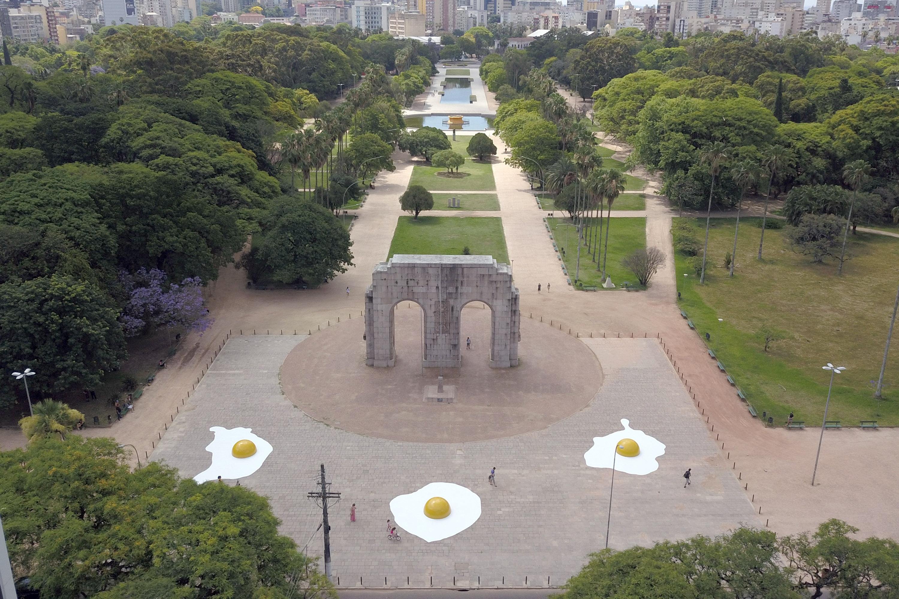 &ldquo;Eggcident&rdquo;, de Henk Hofstra, em Porto Alegre