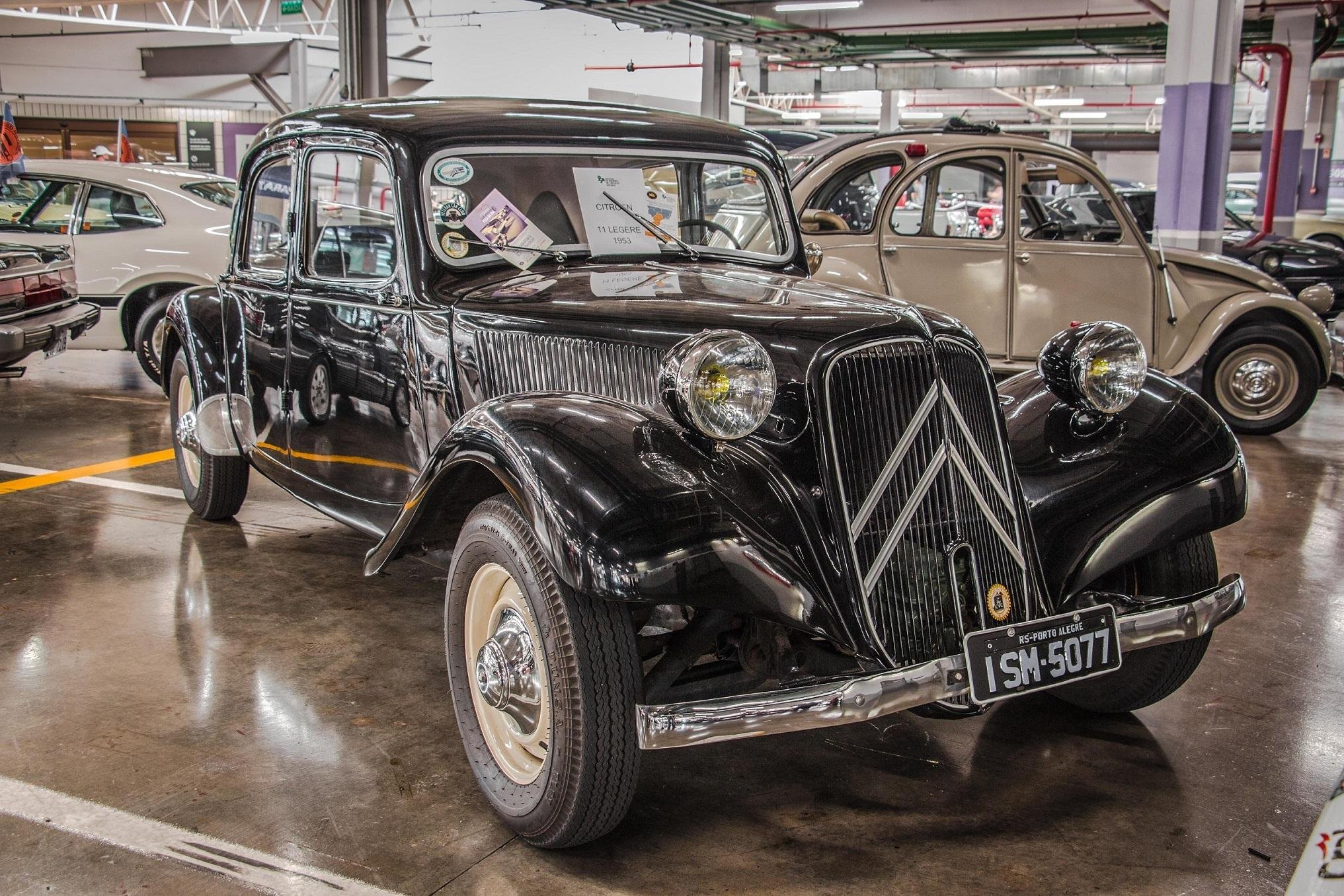 Citroen 11 Normale 1953 est&aacute; exposto no mall do shopping Bourbon Country