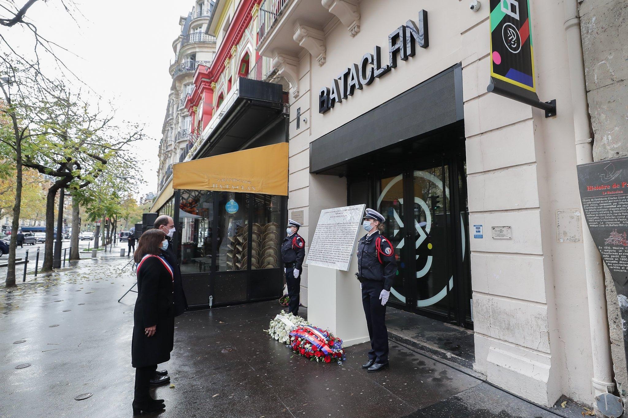 Prefeita de Paris e Ministro do Interior prestam homenagem em frente ao Bataclan