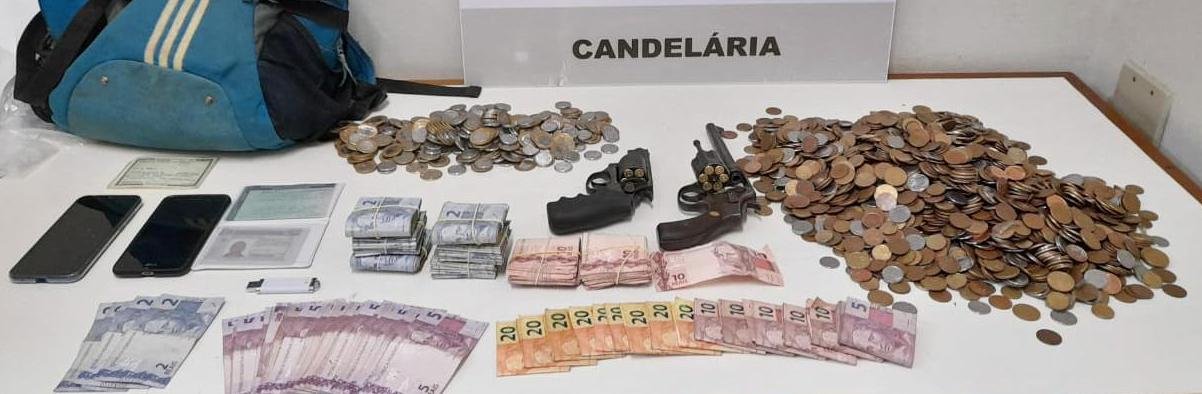 Houve a apreens&atilde;o de dois rev&oacute;lveres calibre 38 e R$ 3.844,70 em dinheiro roubado, al&eacute;m de dois telefones celulares