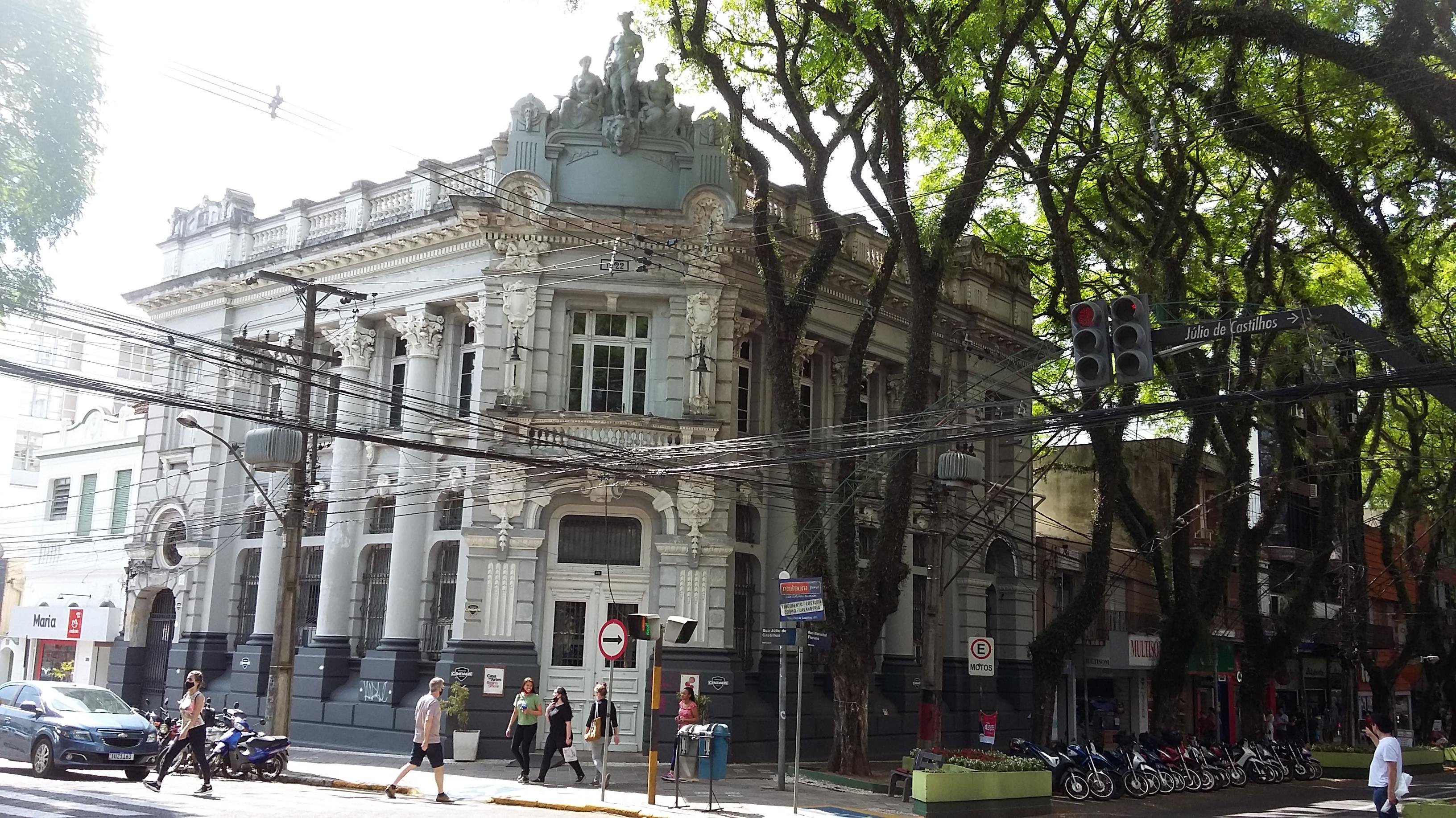 Antes da reabertura, fachadas e cal&ccedil;adas foram lavadas para melhoria do aspecto exterior