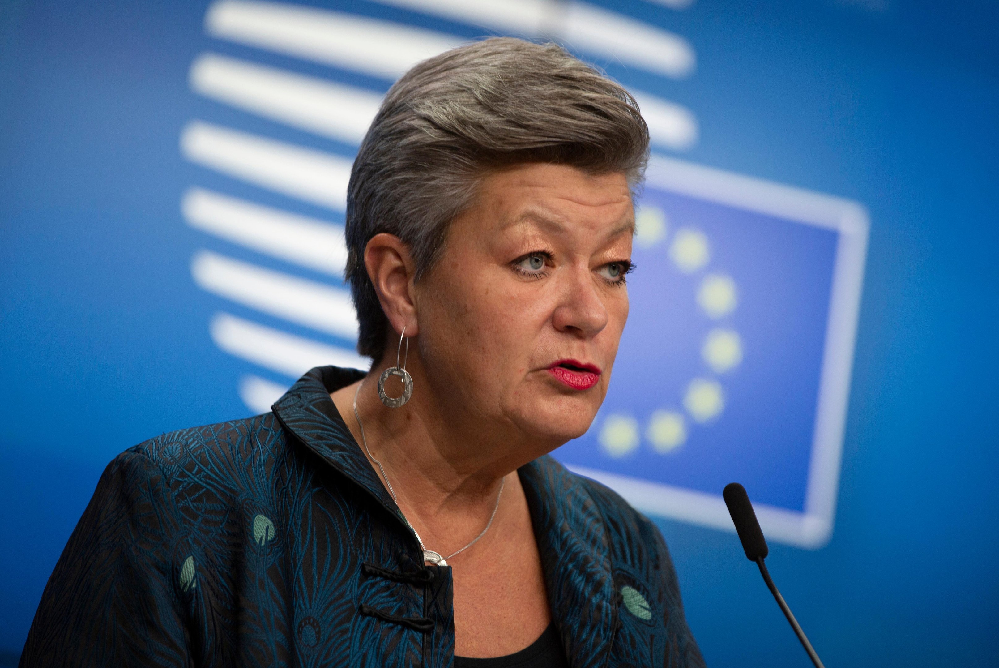 A Comiss&aacute;ria Europeia para Assuntos Internos, Ylva Johansson, se dirige a representantes da m&iacute;dia em uma confer&ecirc;ncia de imprensa ap&oacute;s uma reuni&atilde;o dos Ministros do Interior da UE no Conselho Europeu