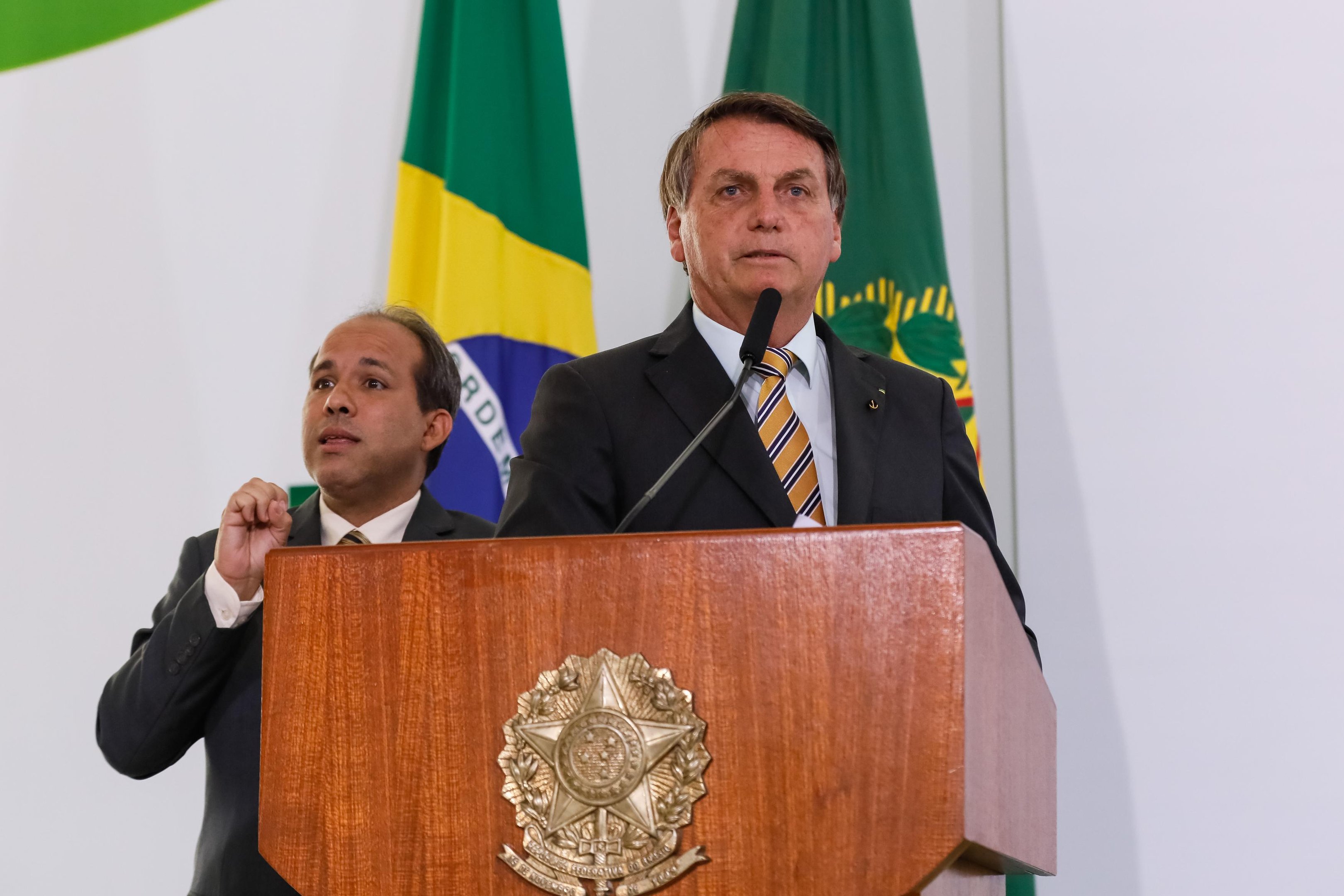 Presidente conversou com apoiadores nas sa&iacute;da do Pal&aacute;cio do Planalto nesta sexta-feira