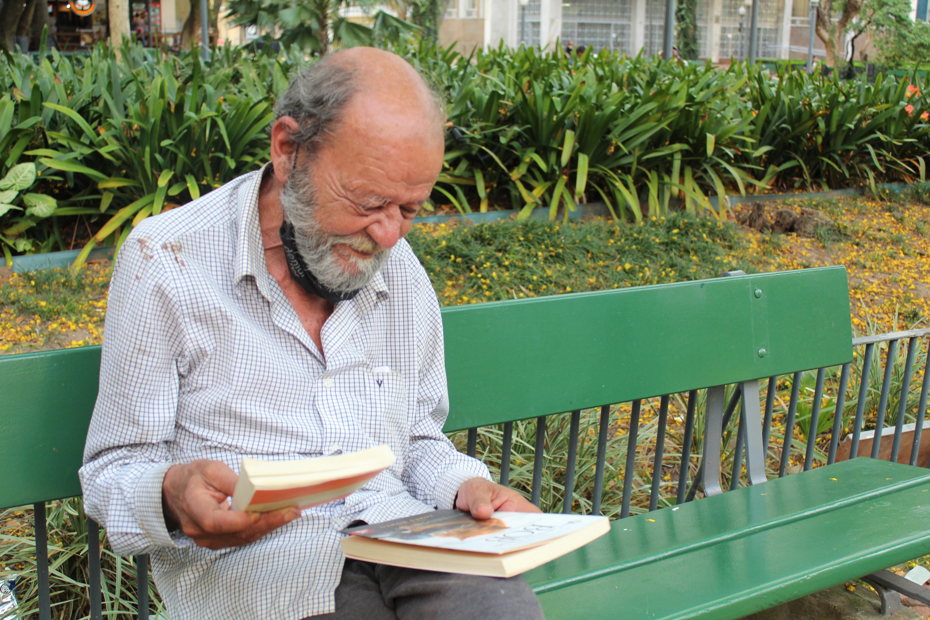 Emocionado ao segurar os livros, S&eacute;rgio relata a import&acirc;ncia da leitura