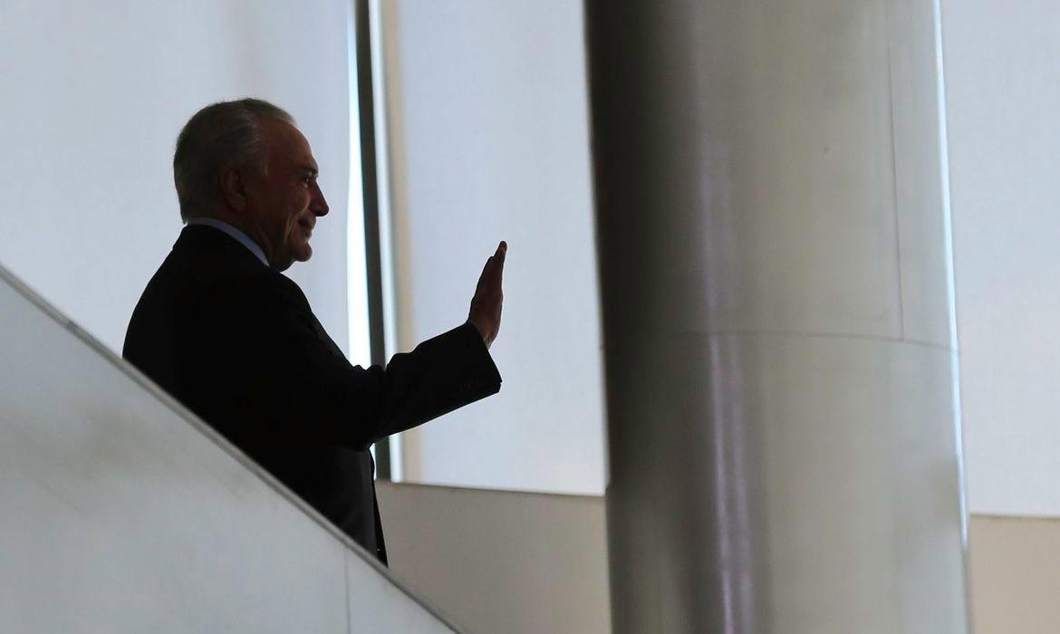 Ex-presidente votou no hor&aacute;rio restrito &agrave;s pessoas do grupo de risco
