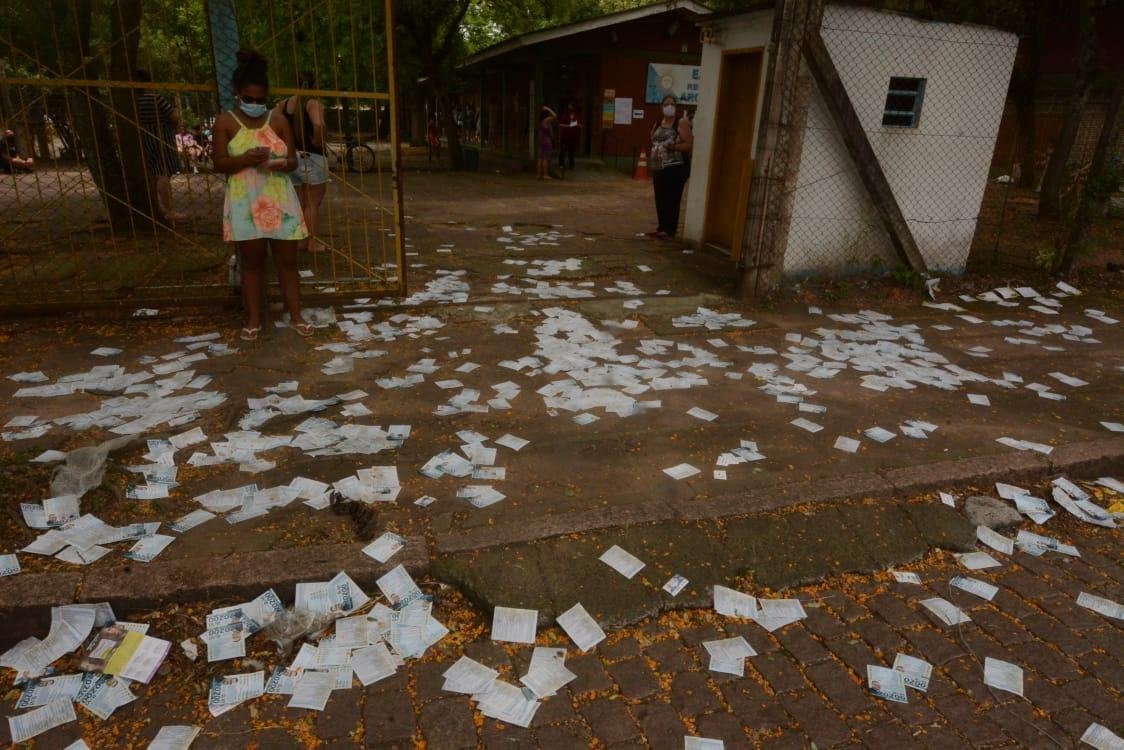 Na Escola Estadual Rep&uacute;blica Argentina, centenas de panfletos foram deixados na cal&ccedil;ada