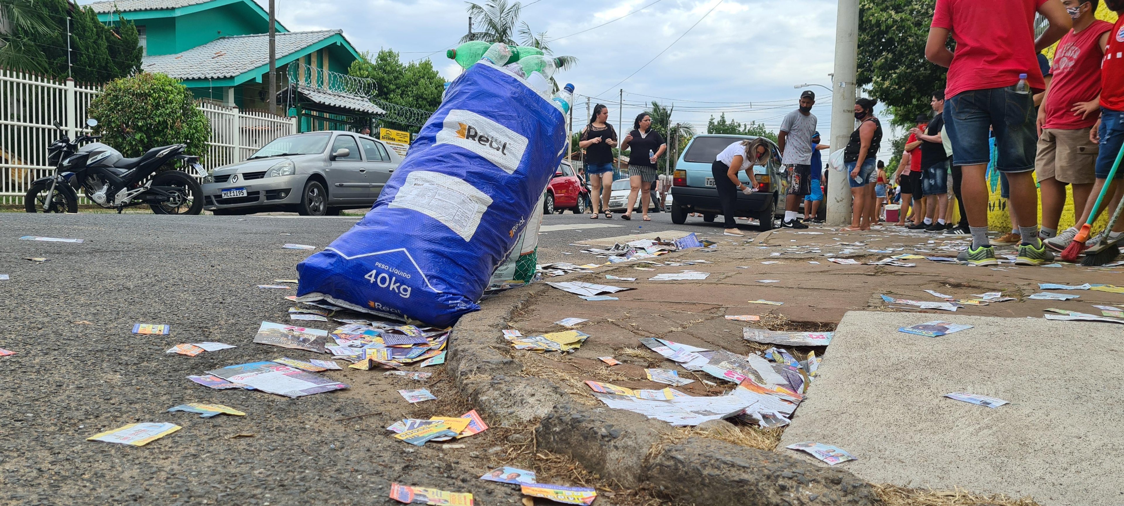 Parte da rua Gaspar Silveira Martins, onde fica a Escola Firmino Acauan, ficou coberta de santinhos