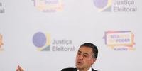 Barroso afirmou que eleição transcorre de maneira tranquila no Brasil