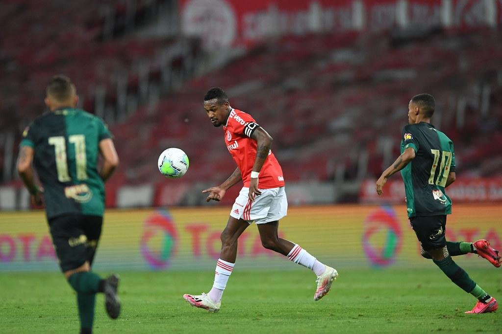 Eden&iacute;lson atuou pouco contra o Santos, levou uma pancada no joelho, deixou o gramado e ser&aacute; novamente reavaliado nesta segunda-feira