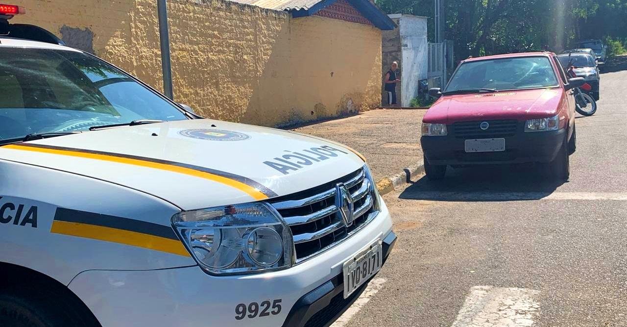 Corpos foram encontrados nos bancos dianteiros de um Fiat Uno