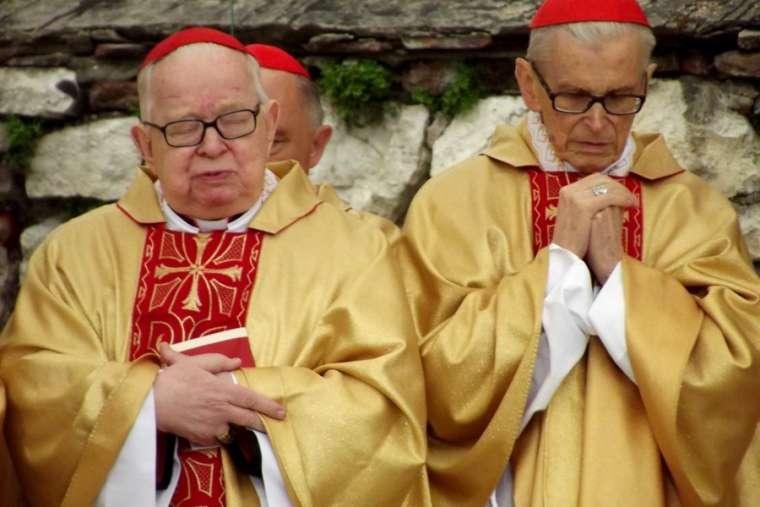 &Agrave; esquerda, o cardeal Henryk Gulbinowicz