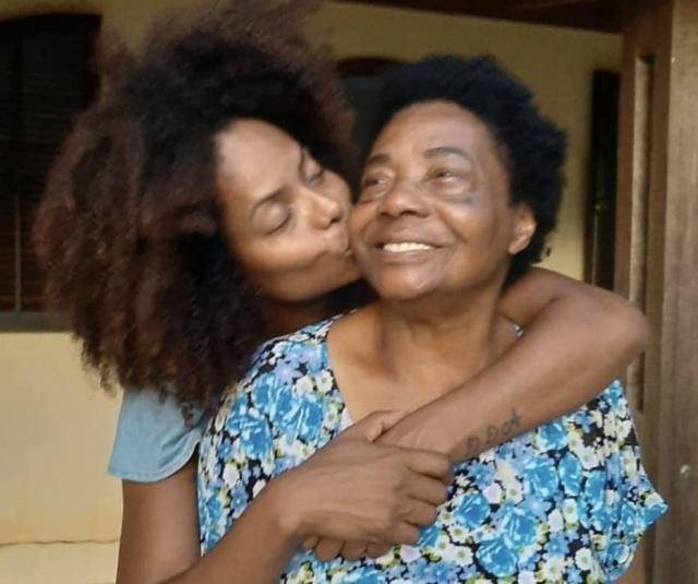 Adriana Bombom e a m&atilde;e, Enerstina, que morreu aos 75 anos v&iacute;tima do novo coronav&iacute;rus