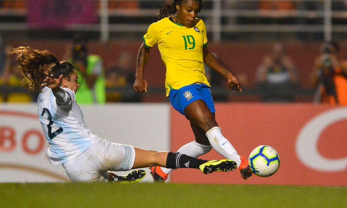 Pia havia convocado 25 atletas (12 de times brasileiros e 13 do exterior) para os amistosos com as argentinas