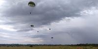 Quase três mil militares participaram de saltos paraquedistas em campo de instrução nesta segunda-feira