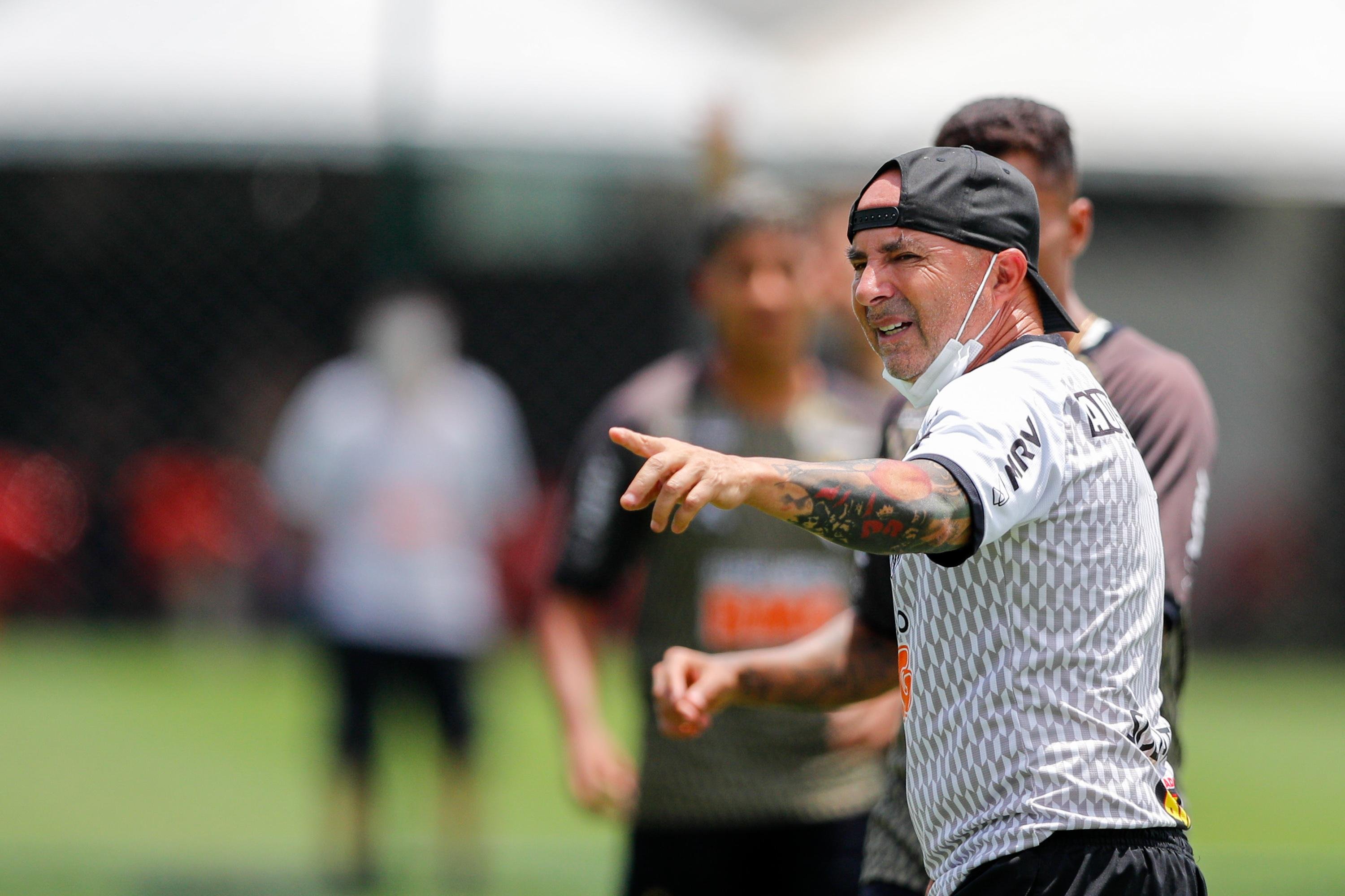 Treinador testou positivo nesta segunda-feira