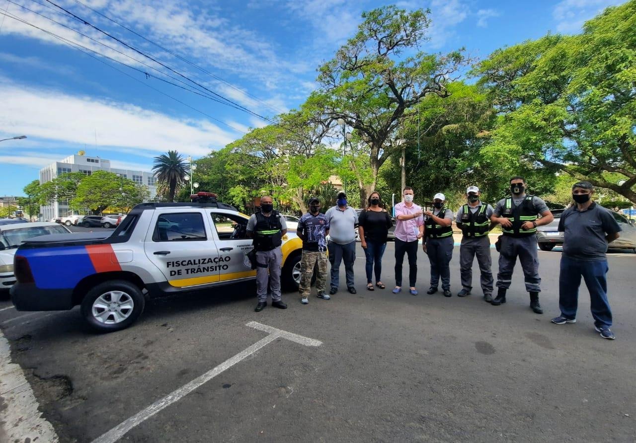 A entrega simb&oacute;lica foi feita em frente a sede da prefeitura