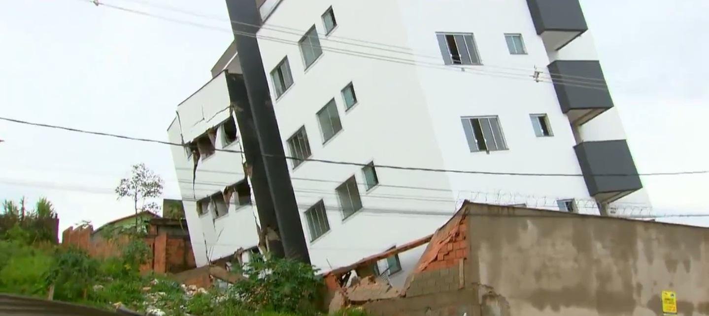 Pr&eacute;dio de cinco andares, ainda em constru&ccedil;&atilde;o, tombou em Betim, Minas Gerais, e apresentar risco de atingir resid&ecirc;ncias pr&oacute;ximas
