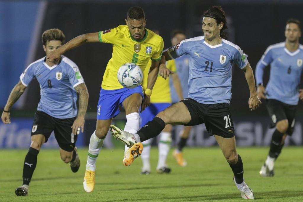 Derrotada nessa ter&ccedil;a-feira pelo Brasil, equipe j&aacute; soma dez infectados