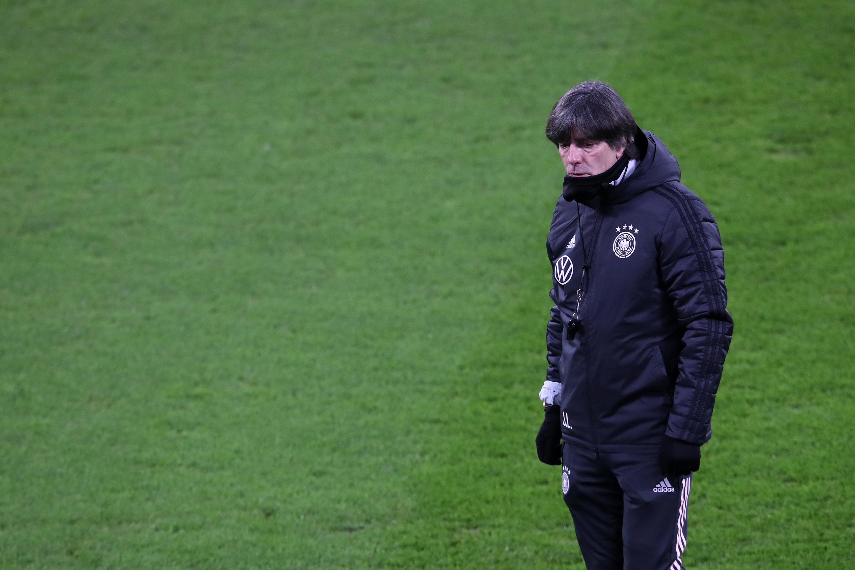 Diretor da Federa&ccedil;&atilde;o Alem&atilde; de Futebol, o ex-atacante Oliver Bierhoff, confirmou perman&ecirc;ncia de Joachim L&ouml;w