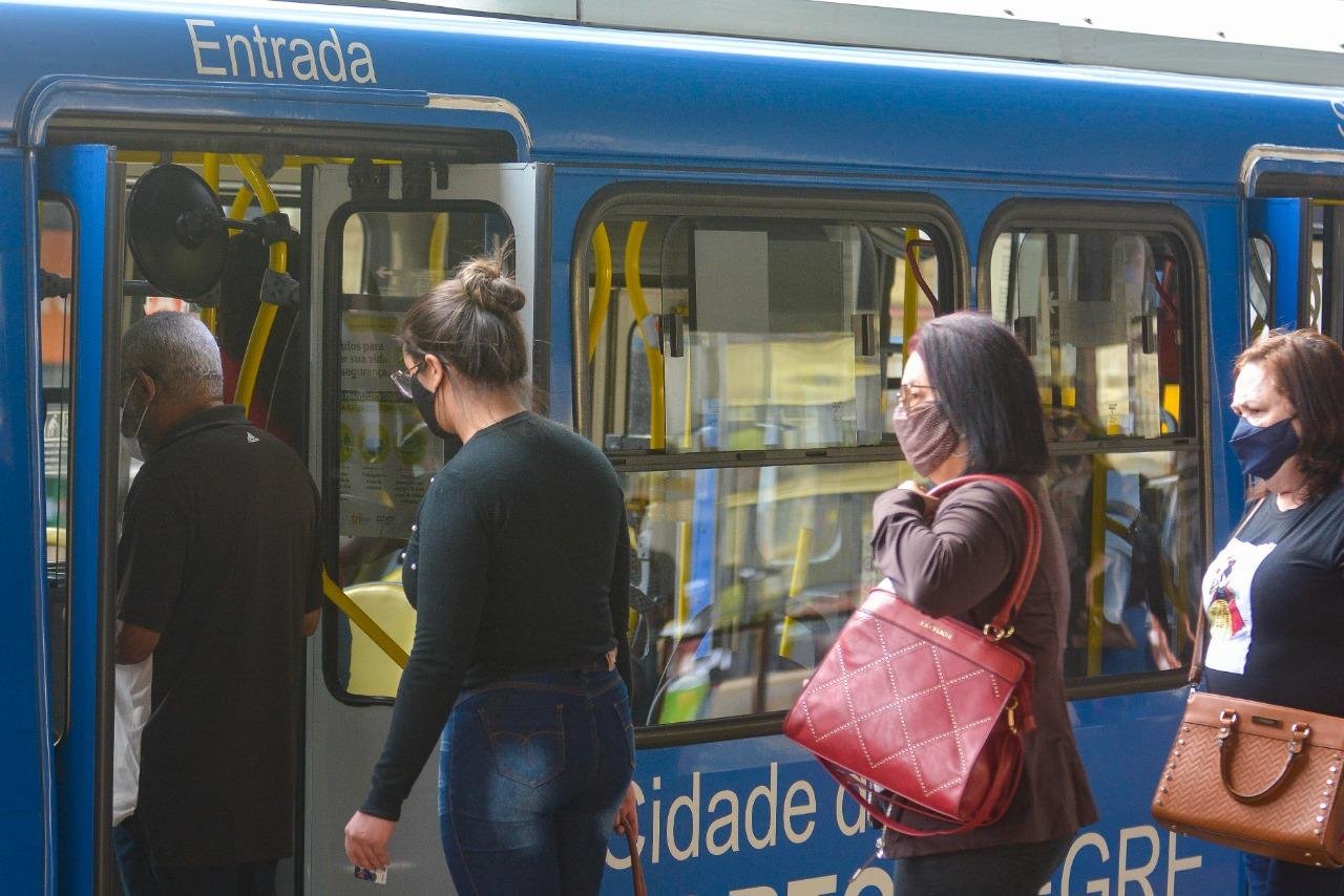 Os passageiros seguem atendendo a obrigatoriedade do uso de m&aacute;scara