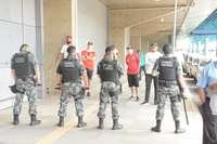 Pequeno grupo de torcedores foi até o aeroporto Salgado Filho protestar contra a desclassificação do Inter para o América-MG, na Copa do Brasil