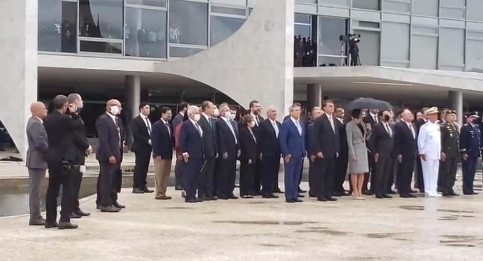 Bolsonaro participou do hasteamento da Bandeira Nacional nesta quint