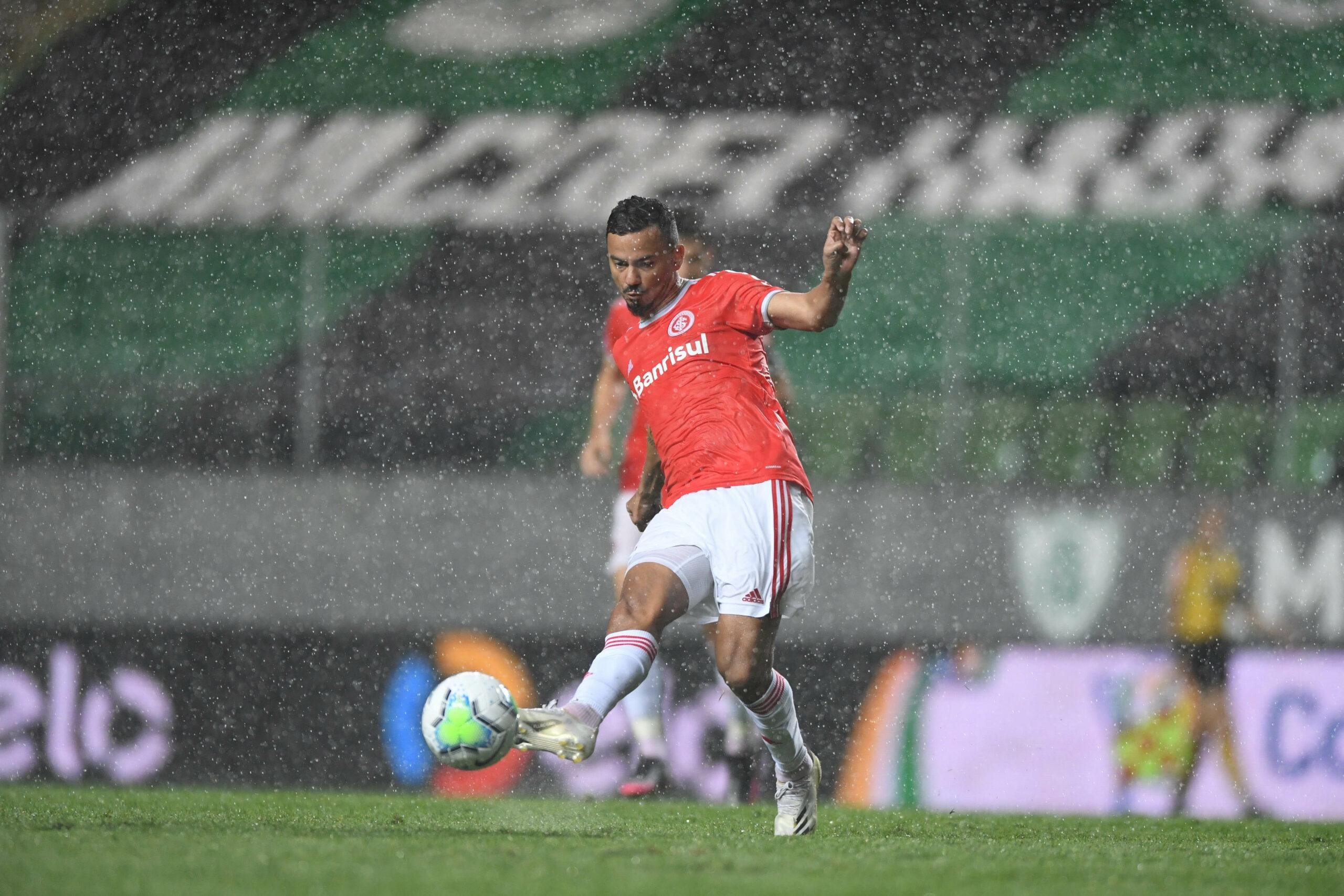 Ap&oacute;s a elimina&ccedil;&atilde;o colorada, jogadores se desentenderam no gramado
