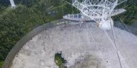 Em 10 de agosto e 6 de novembro, dois cabos que seguravam o telescópio de 900 toneladas sobre uma antena parabólica de 305 metros de diâmetro se romperam