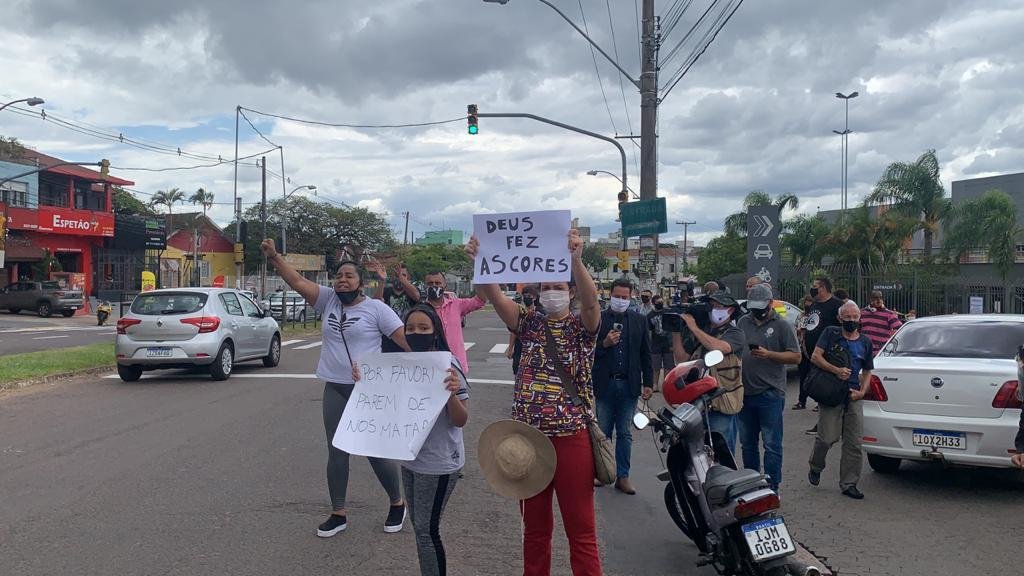 Manifestantes pedem justi&ccedil;a pela morte de homem negro em supermercado, ocorrida na noite de quinta-feira