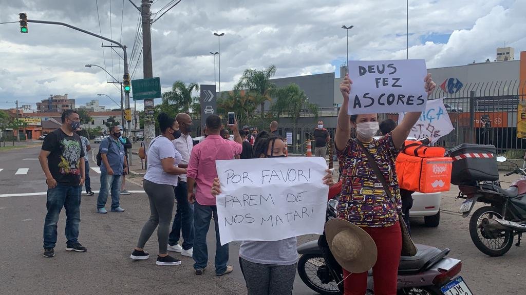 Manifesta&ccedil;&otilde;es ocorreram em frente ao hipermercado e nas redes sociais