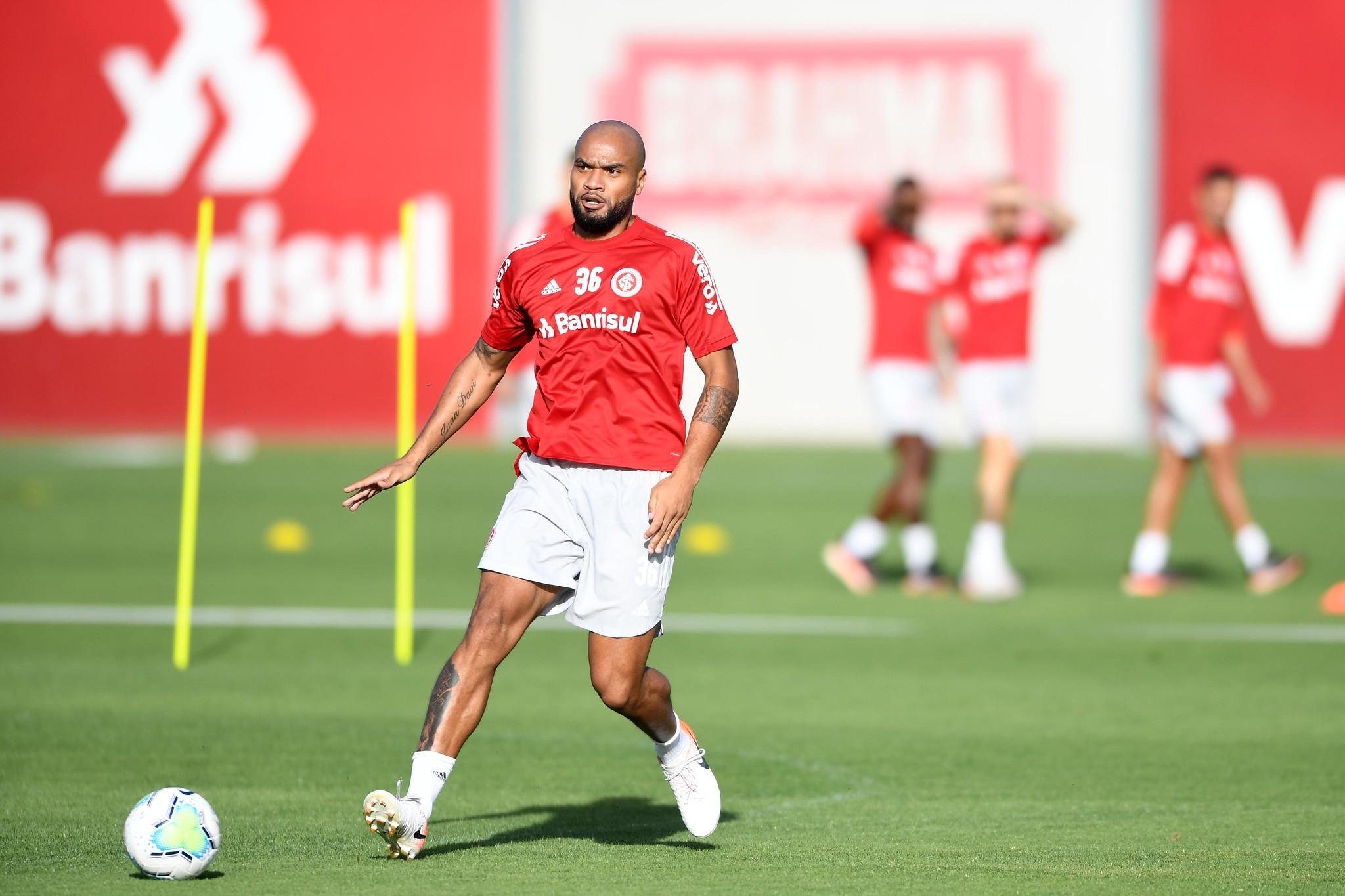 Moledo pode ser alternativa para a zaga diante do Fluminense